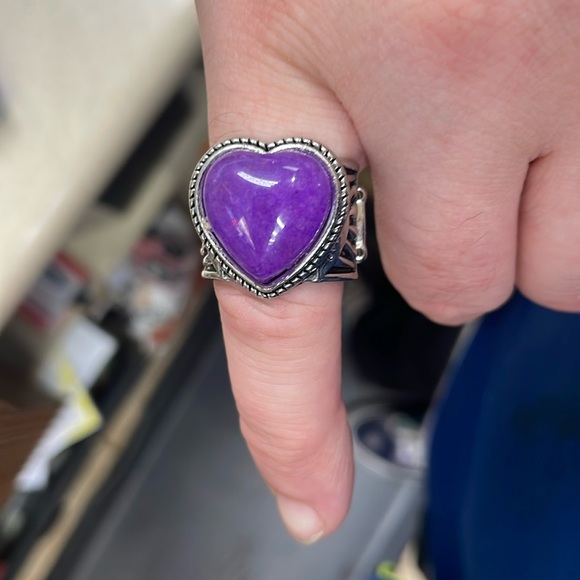 Vintage Jewelry - Metal ring Purple Heart 💜 shaped stone,